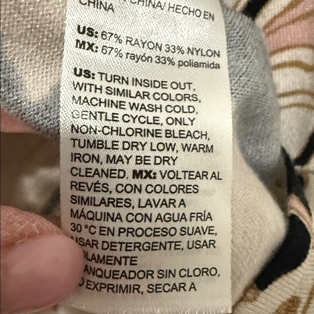Chicos V Neck Sweater in Pink, Black, and Cream. Size 1 (US size 8) - Picture 3 of 7